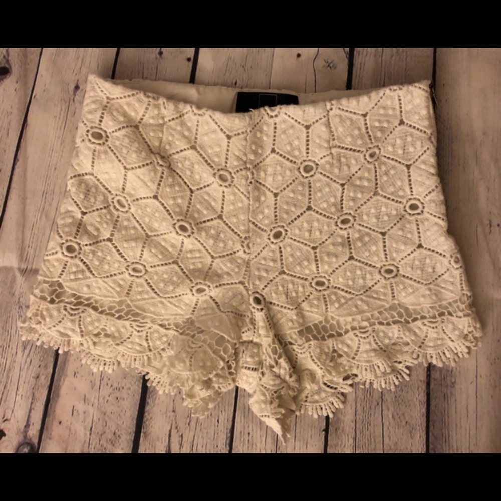 EUC Dolce Vita ivory solid shorts - Size 0 - Picture 1 of 6